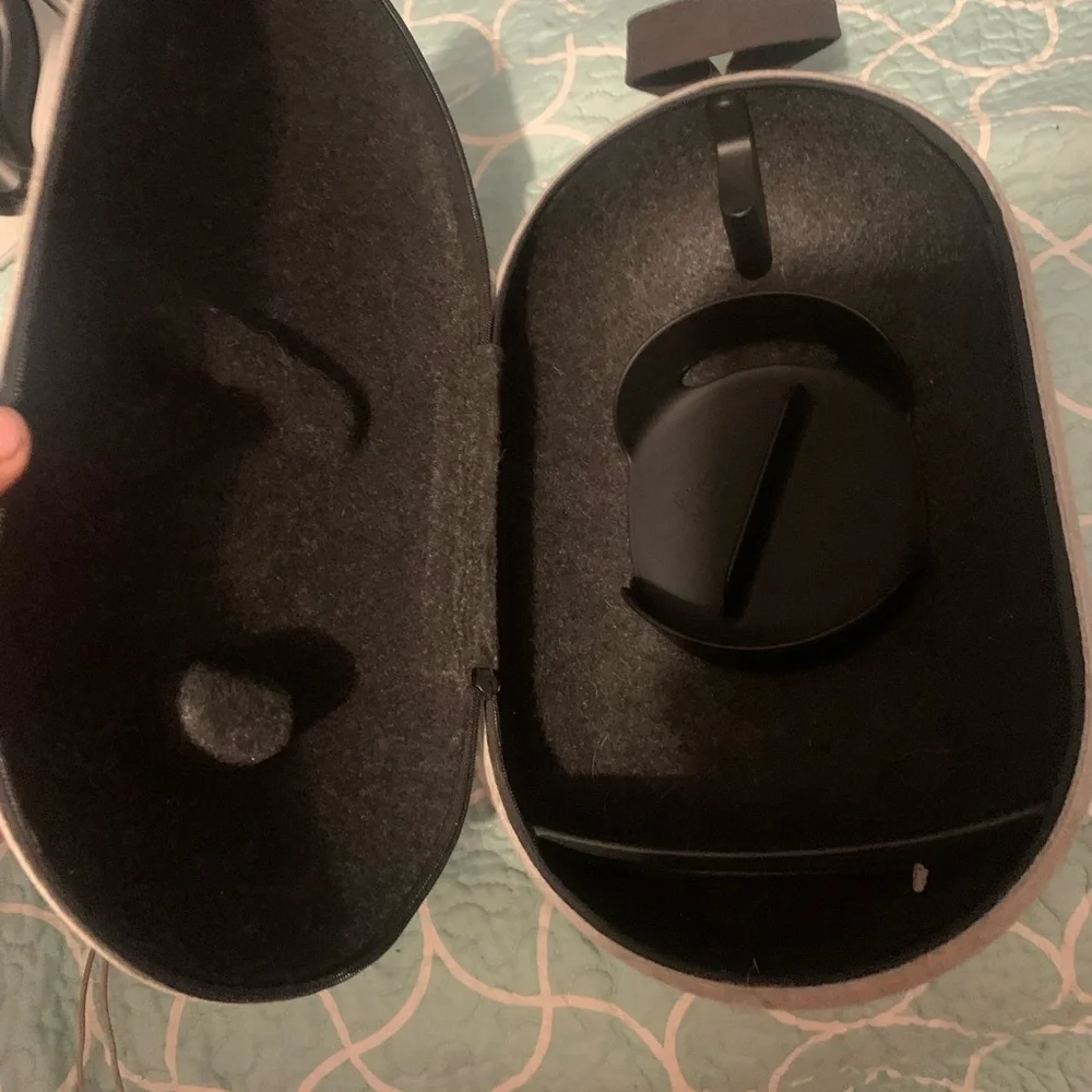 I have a used oculus 2 bundle that comes with charging dock and case 128 GB